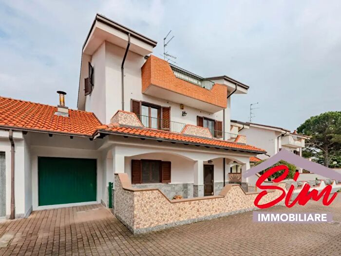 Casa con 5 locali in vendita in Via IV Novembre Snc, Vicolungo