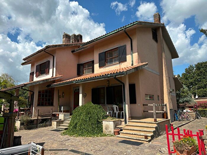 Casa con 10 locali in vendita in Via del Condottino, Manziana