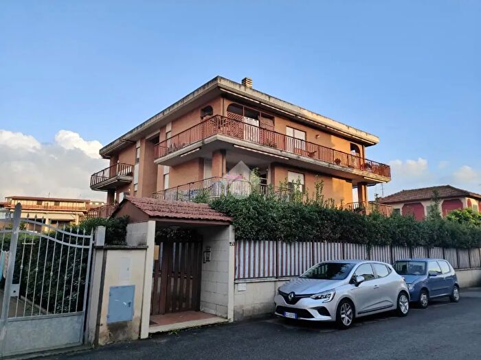 Appartamento con 6 locali in vendita in Via delle Rondini, Roma