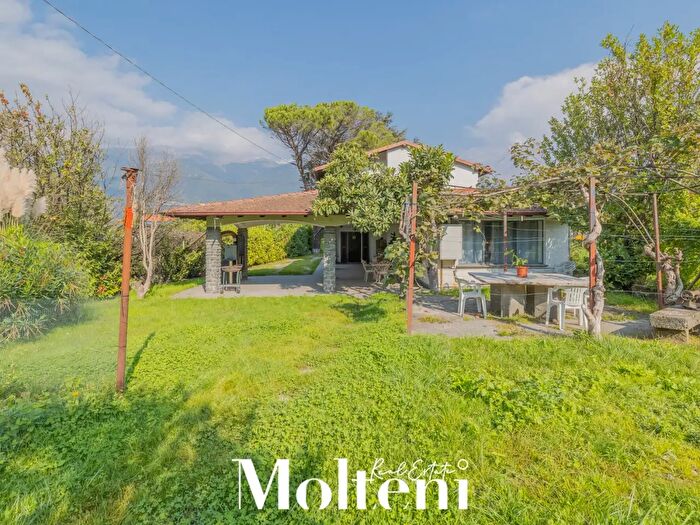 Casa quadrilocale in vendita in Nazionale Nord, Colico