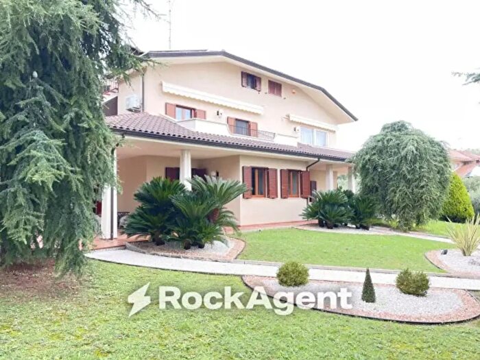 Casa con 6 locali in vendita in Via Fontanelle, Tortoreto