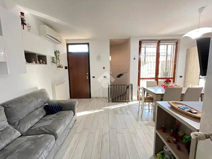 Appartamento trilocale in vendita in Via dei Pini, Arconate