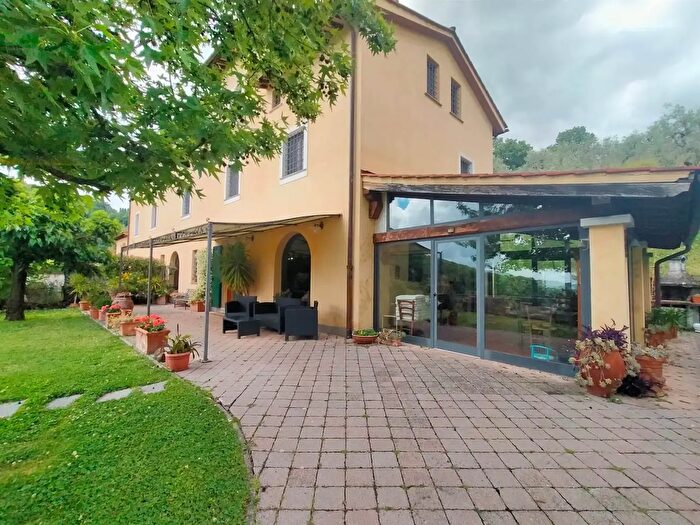 Casa con 14 locali in vendita in Pistoia