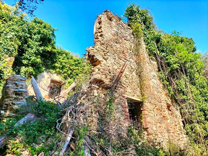 Casa con 12 locali in vendita in Camaiore