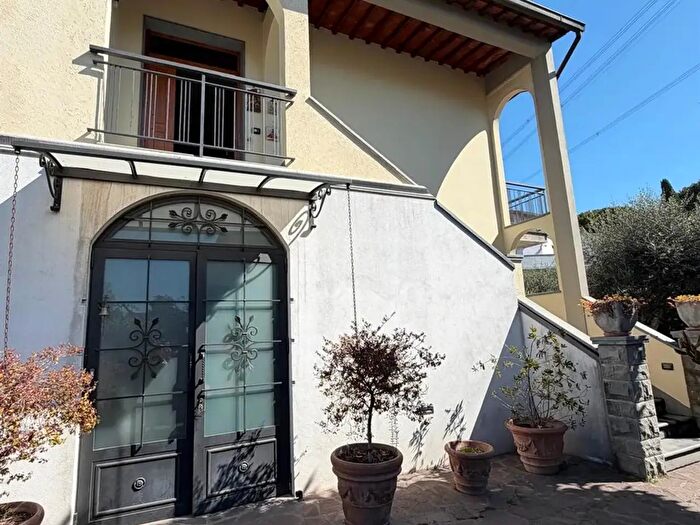 Casa con 12 locali in vendita in Via Fucini, Calenzano