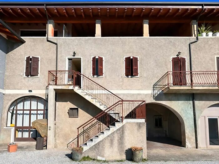 Casa con 8 locali in vendita in Via Indipendenza, Puegnago Sul Garda