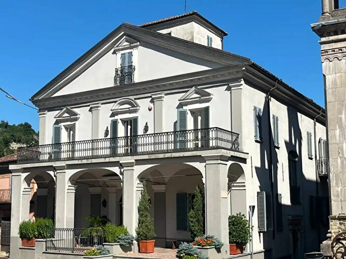 Casa con 15 locali in vendita in Piazza Vittorio Emanuele II, Vesime