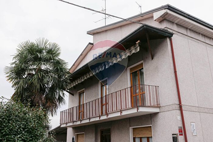 Appartamento trilocale in vendita in Via Peschiera, Meda