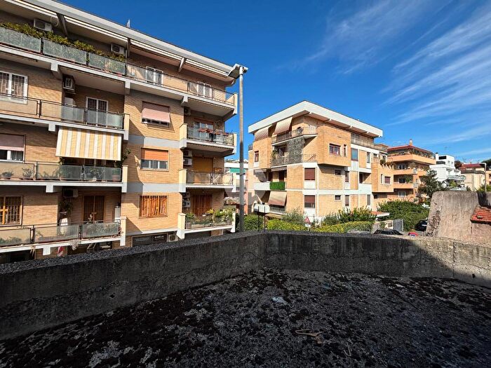 Casa quadrilocale in vendita in Via dei Simonetta, Roma