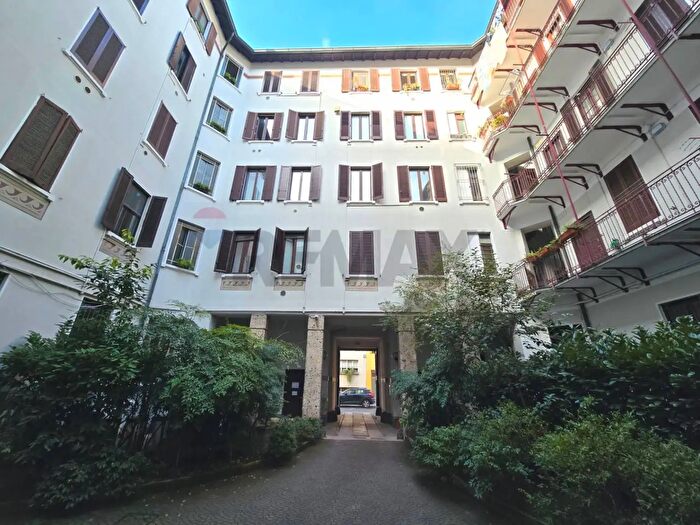 Appartamento bilocale in affitto in Via Cola Montano, Milano