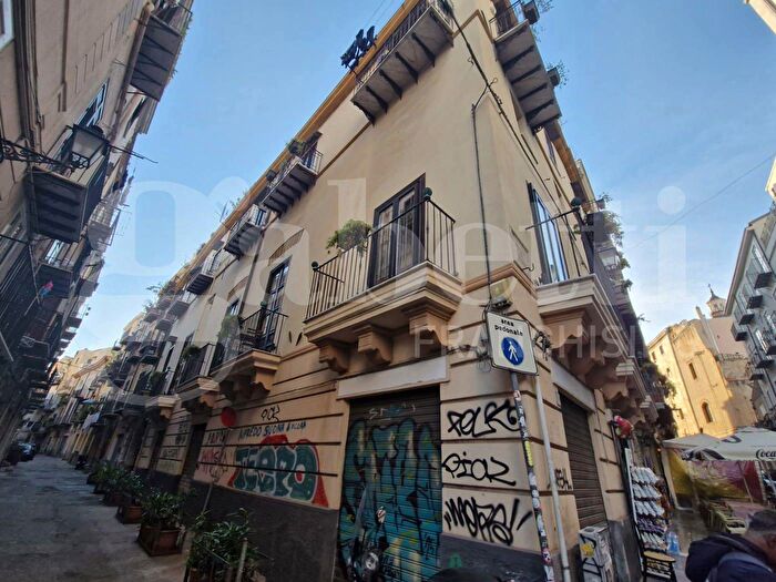 Appartamento con 6 locali in vendita in Via Ruggero Mastrangelo, Palermo