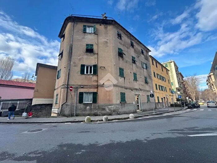 Appartamento trilocale in vendita in Via Giro del Vento, Genova