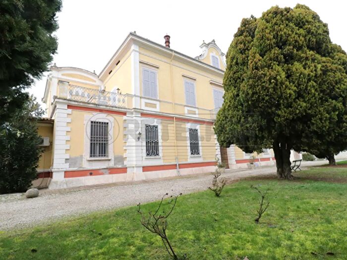 Appartamento con 5 locali in vendita in Via Madonna della Pioppa, Bondeno