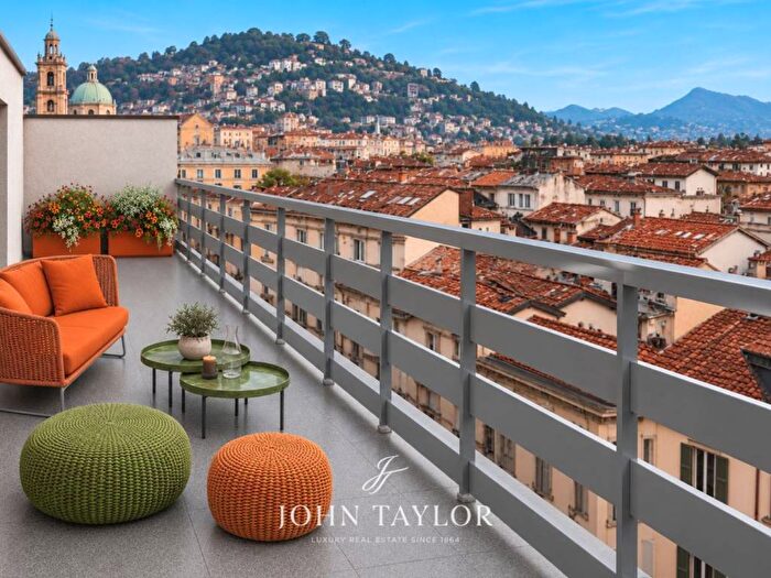 Casa con 5 locali in affitto in Piazza Alessandro Volta, Centro Storico, Como