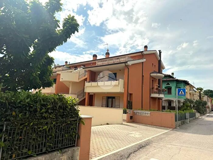 Appartamento trilocale in vendita in Via Arno, Fano