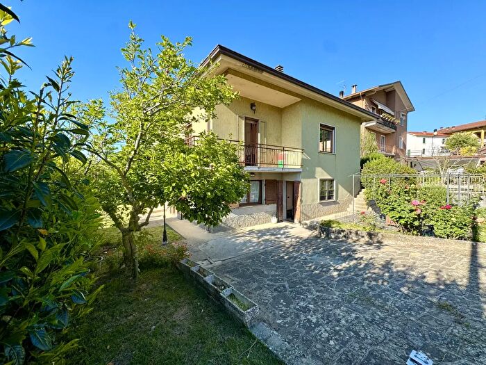 Casa con 8 locali in vendita in Via al Lago, Varsi