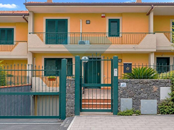 Casa con 6 locali in affitto in Via Giosuè Carducci, Aci Catena
