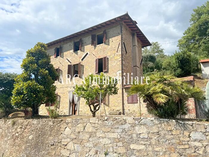 Casa con 7 locali in vendita in Camaiore