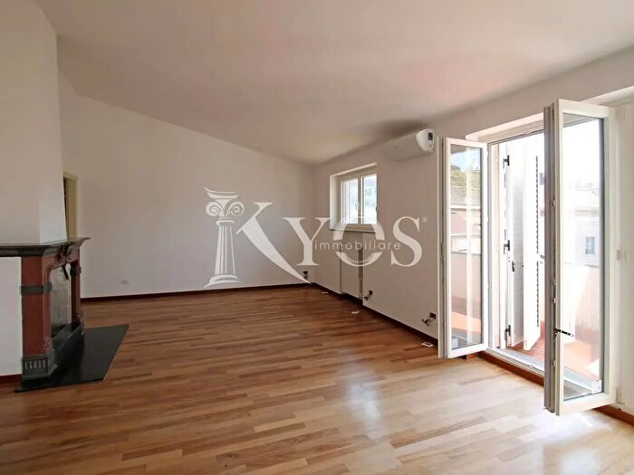 Appartamento trilocale in affitto in Via Porlezza, Milano