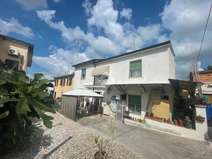 Casa quadrilocale in vendita in Strada Villanova Superiore, Bagnacavallo