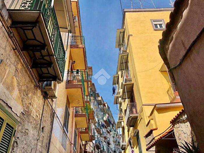 Appartamento con 5 locali in vendita in Salita Principi, Napoli