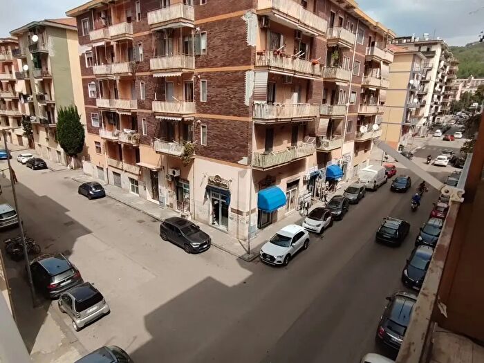 Appartamento trilocale in affitto in Via Medaglie dOro, Salerno