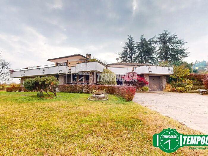 Casa con 7 locali in vendita in Valenza