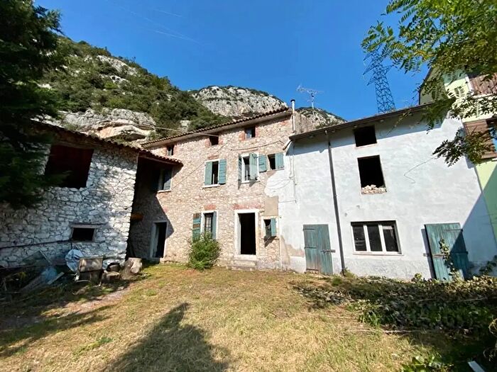 Casa con 12 locali in vendita in Località Cà di Sopra, Rivoli Veronese