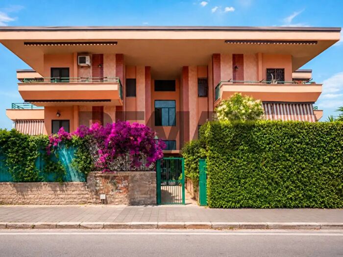 Appartamento quadrilocale in vendita in Largo Guglielmo La Pegna, Roma