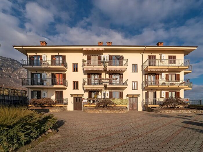 Appartamento trilocale in vendita in Via della Rocca, Envie