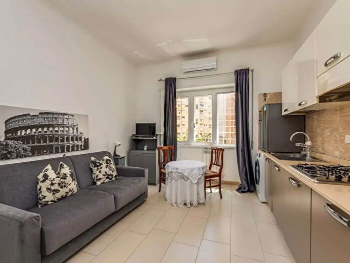 Appartamento trilocale in vendita in Via Oderisi da Gubbio, Roma