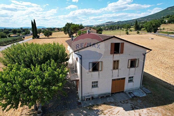 Casa con 8 locali in vendita in Sacro Tugurio, Assisi
