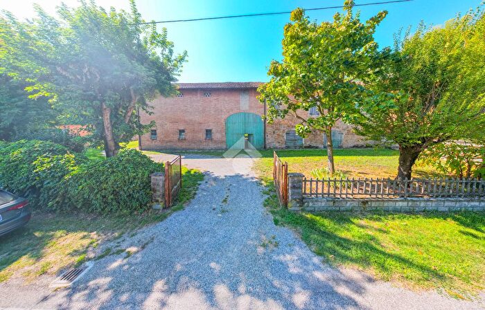 Casa con 8 locali in vendita in Via Cervi, Campegine