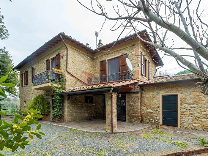 Casa con 10 locali in vendita in Guardistallo