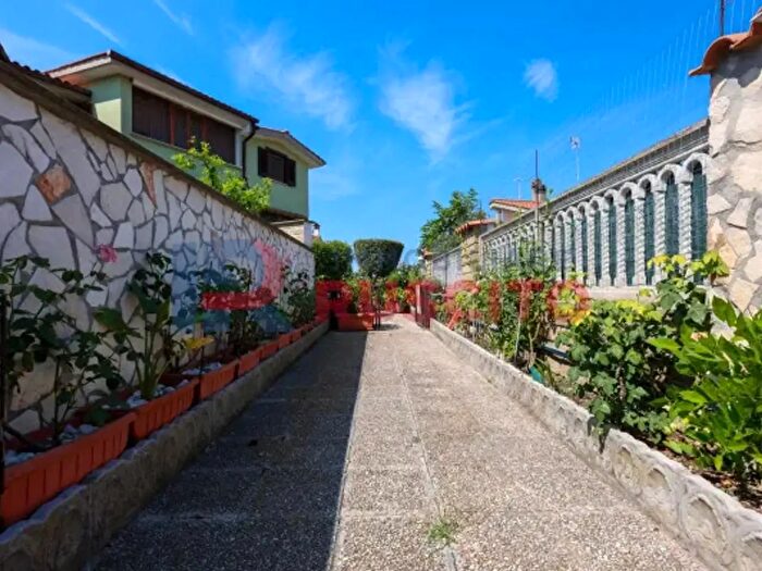 Casa con 6 locali in vendita in Viale Alabama, Ladispoli