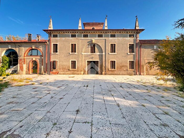 Casa con 9 locali in vendita in Via Muselle, Isola Rizza