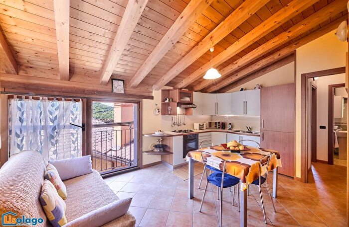 Appartamento trilocale in vendita in Via Agueglio, Esino Lario