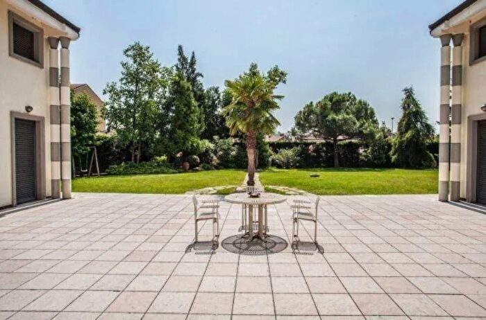 Casa con 6 locali in vendita in Via Torino None, None