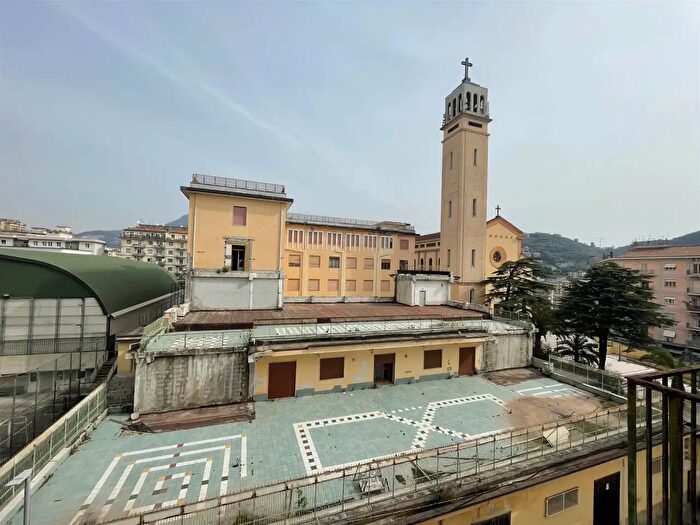 Appartamento con 5 locali in vendita in Via Francesco La Francesca, Salerno