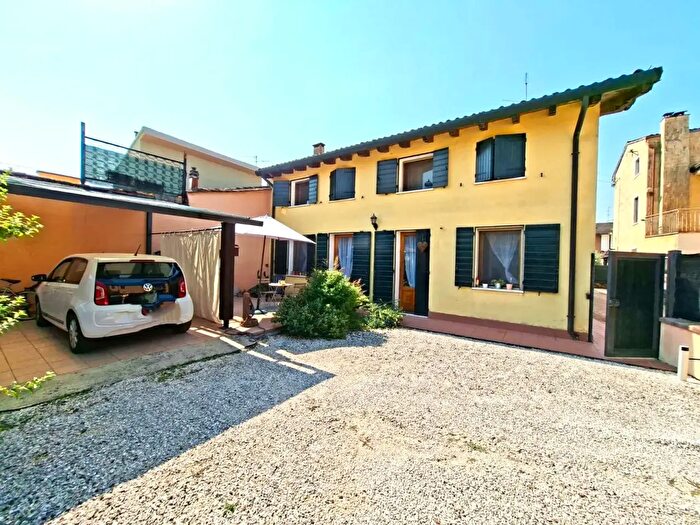 Casa quadrilocale in vendita in Villafranca Di Verona