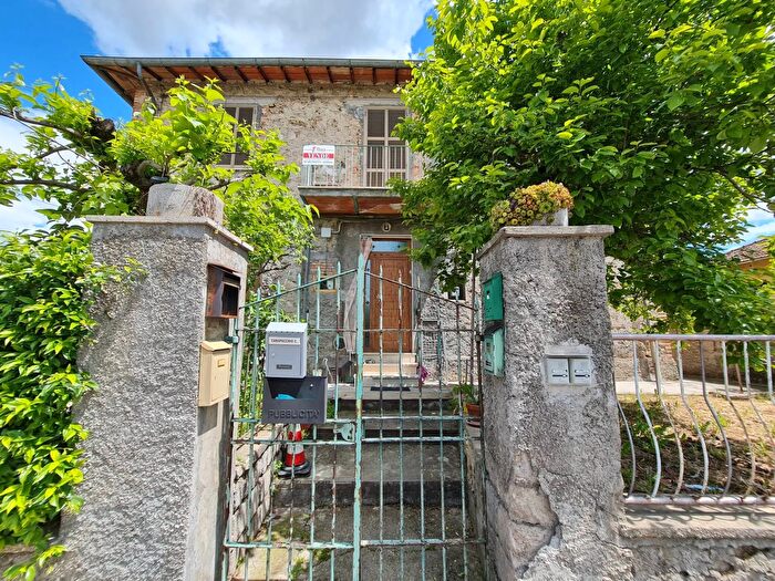 Appartamento con 6 locali in vendita in Via Celestino Rosatelli, Rieti