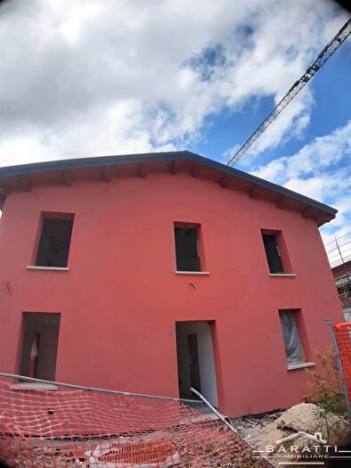 Casa con 8 locali in vendita in Novi Di Modena
