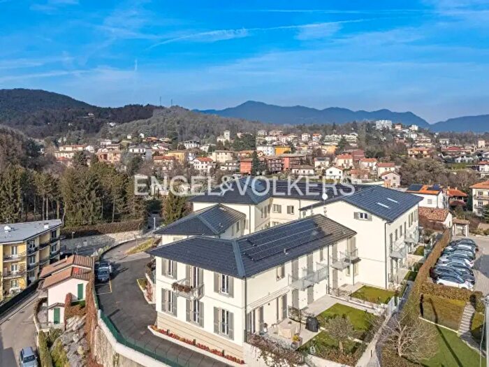 Appartamento quadrilocale in vendita in Via Bruno Carnini, San Fermo Della Battaglia