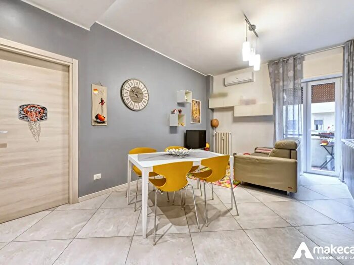 Appartamento trilocale in vendita in Via dei Pini, Melegnano