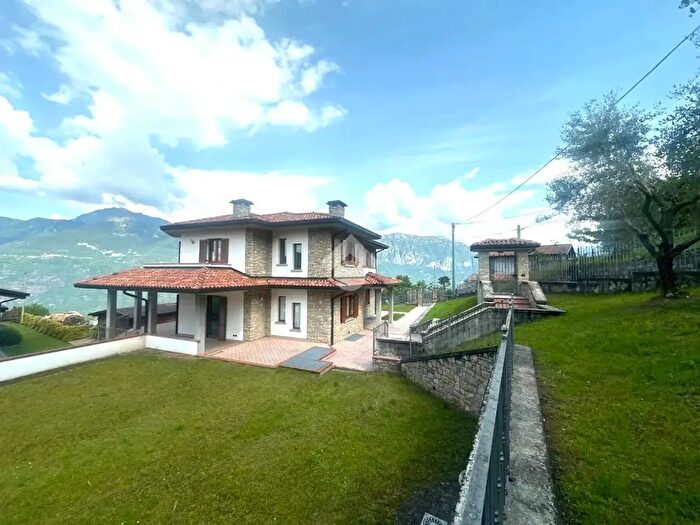 Casa con 5 locali in vendita in Via Case Pedri, Artogne