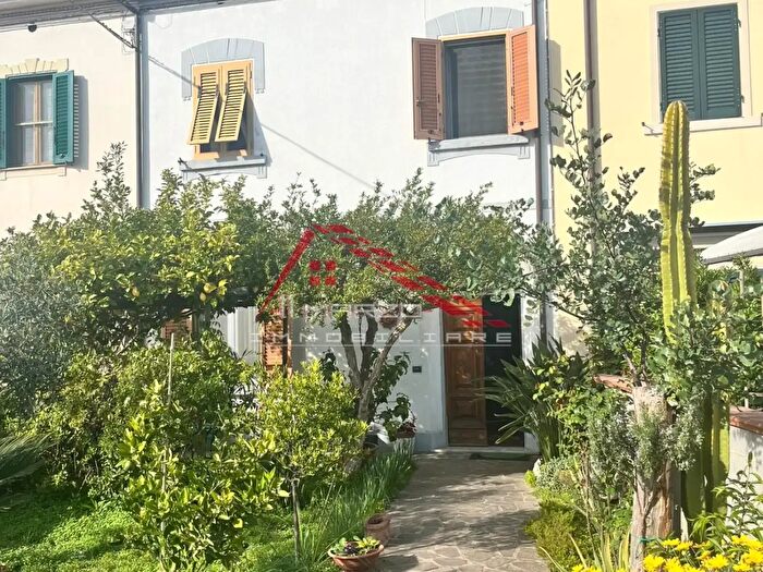 Casa con 5 locali in vendita in Tosco Romagnola, Cascina