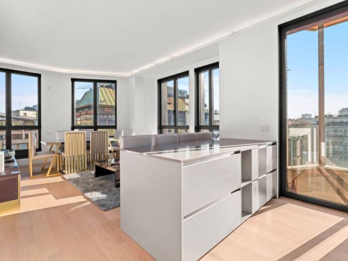 Appartamento trilocale in affitto in Largo Corsia dei Servi, Duomo, Milano