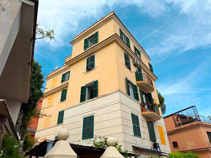 Appartamento trilocale in vendita in Via Fratelli Bandiera, Roma