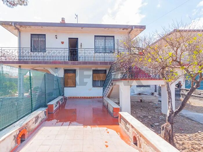 Casa con 6 locali in vendita in Via Acero, Catania