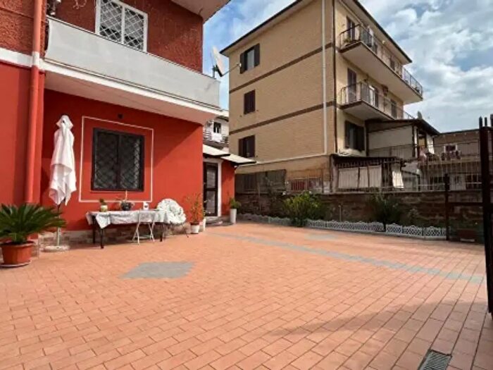 Appartamento trilocale in vendita in Via Paolo Ferrari, Roma